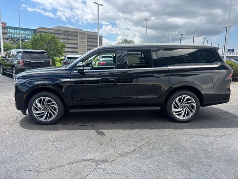 New 2026 Lincoln Navigator L Premier AWD/4WD image 4