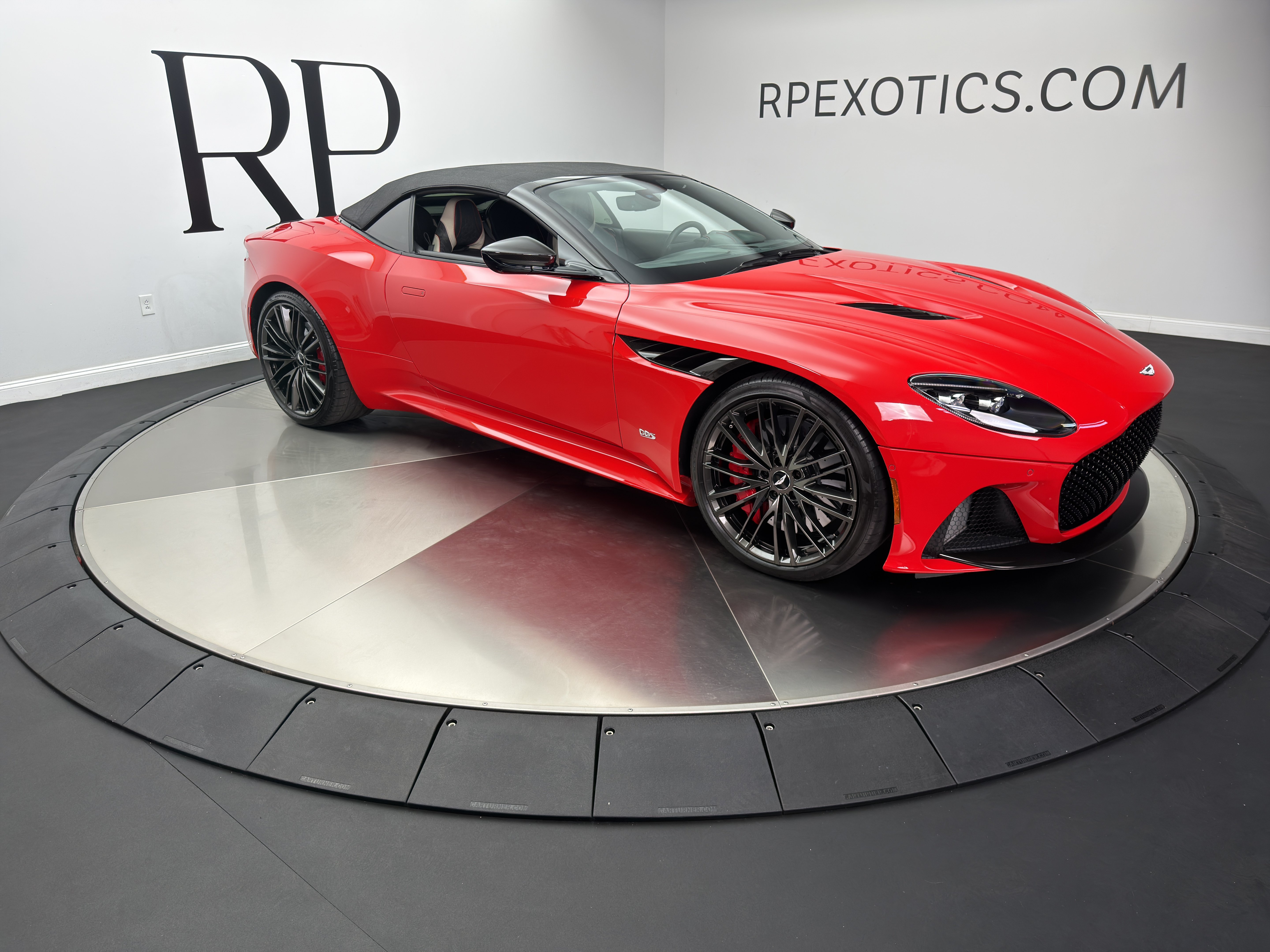 Used 2023 Aston Martin DBS Superleggera Volante RWD image 16