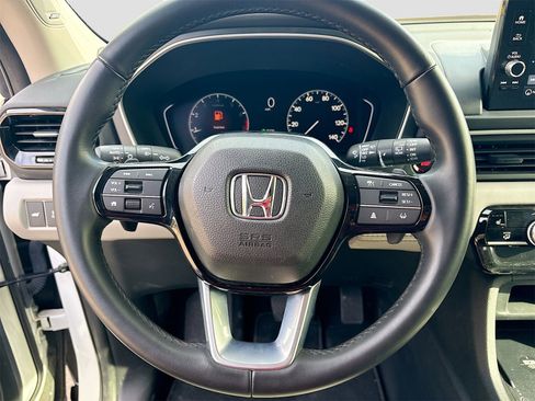 Used 2023 Honda Pilot Touring image 11