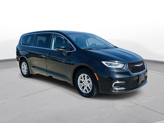 Used 2023 Chrysler Pacifica Touring-L video 2