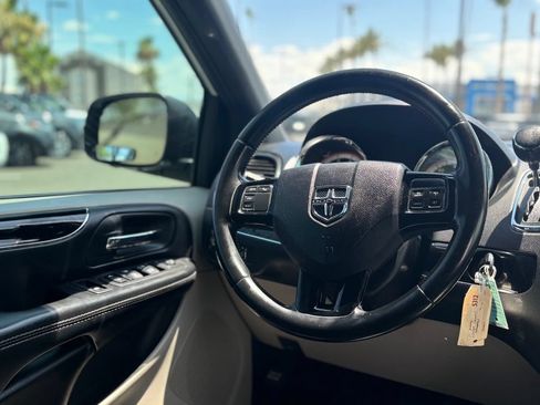 Used 2019 Dodge Grand Caravan SXT FWD image 12