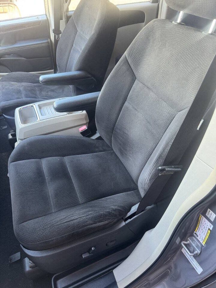 Used 2014 Chrysler Town & Country Touring FWD image 15