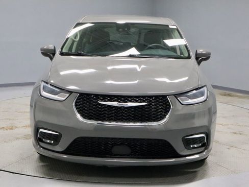 Used 2023 Chrysler Pacifica Touring-L image 5