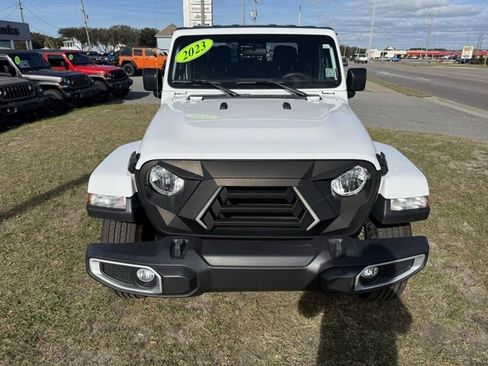 Used 2023 Jeep Gladiator Sport image 2