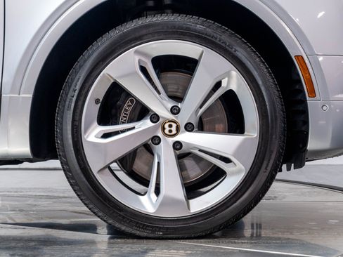Used 2020 Bentley Bentayga AWD/4WD image 28