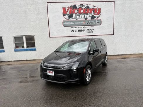 New 2027 Chrysler Pacifica Select w/ Family Tech Group AWD/4WD image 1