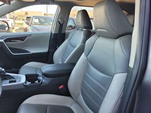 Used 2021 Toyota RAV4 XLE Premium image 22