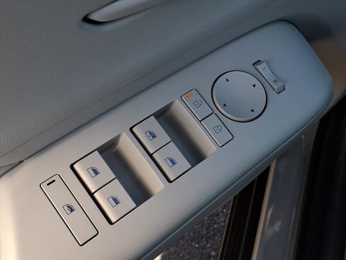 Certified 2025 Hyundai Kona SEL image 11