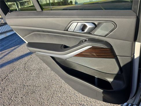 Used 2025 BMW X5 xDrive50e image 8