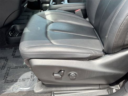 Used 2025 Chrysler Pacifica Select FWD image 18