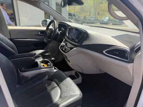 Used 2022 Chrysler Pacifica Touring-L FWD image 11