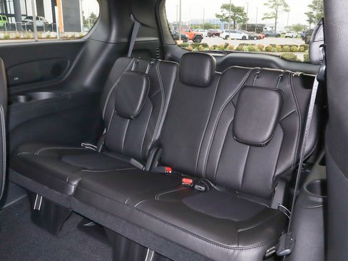 New 2026 Chrysler Pacifica Select image 16