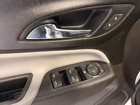 Used 2018 Chevrolet Equinox LS FWD image 12