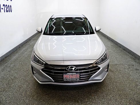 Used 2019 Hyundai Elantra SE FWD image 2