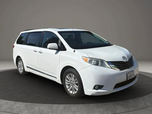 Used 2012 Toyota Sienna XLE image 4