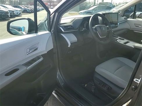 Used 2025 Toyota Sienna XLE w/ XLE Plus Package image 12