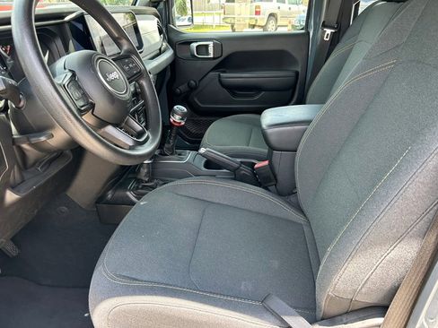 Used 2024 Jeep Gladiator Sport AWD/4WD image 11