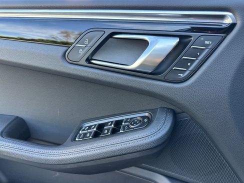 Certified 2025 Porsche Macan AWD/4WD image 12