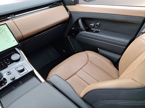 Used 2023 Land Rover Range Rover Sport SE Dynamic AWD/4WD image 4