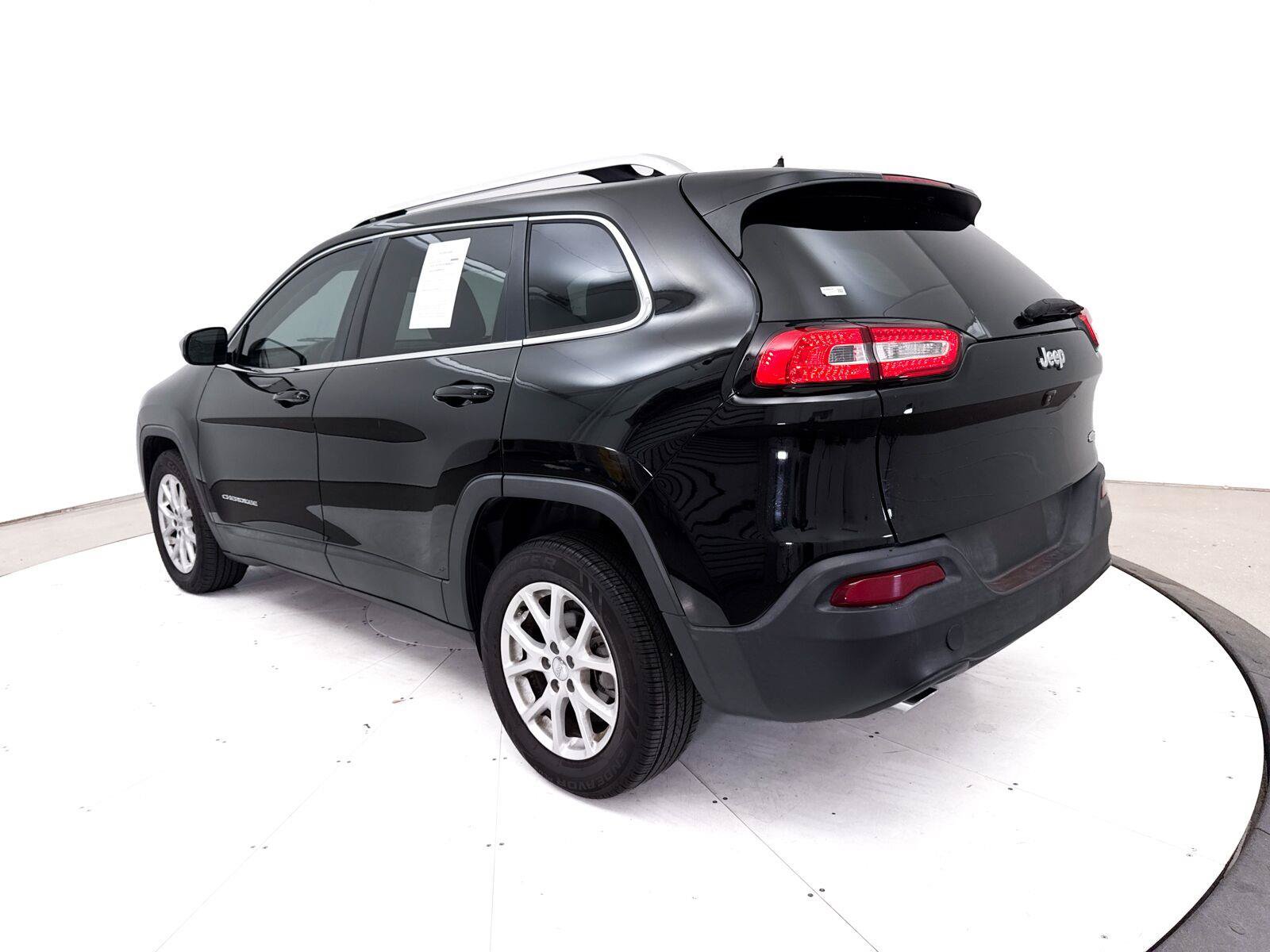 Used 2017 Jeep Cherokee Latitude w/ Comfort & Sound Group FWD image 8