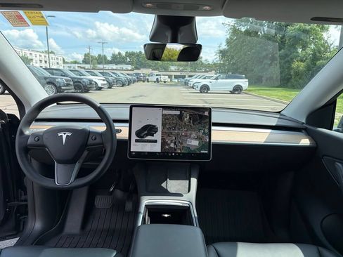 Used 2021 Tesla Model Y Long Range AWD/4WD image 18