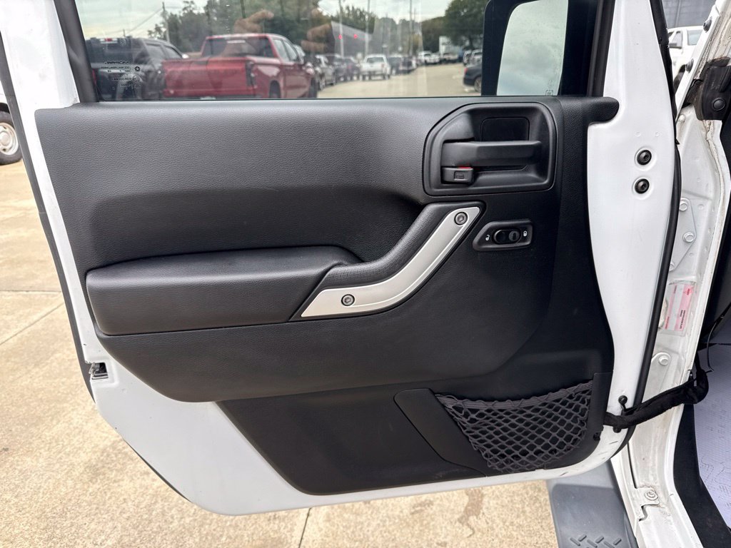 Used 2018 Jeep Wrangler Unlimited Sahara w/ Connectivity Group AWD/4WD image 24