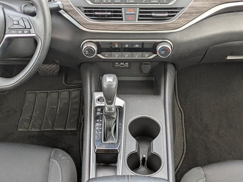 Used 2025 Nissan Altima 2.5 SV FWD image 40
