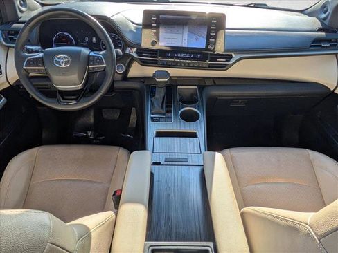 Used 2023 Toyota Sienna Limited image 16