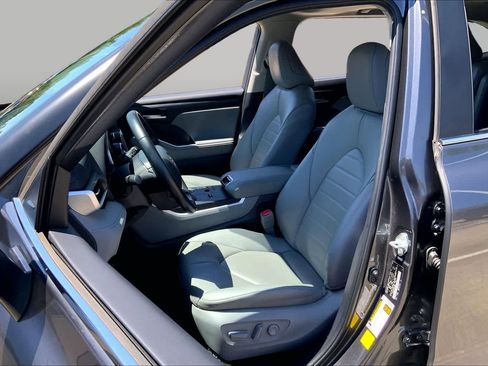 Used 2024 Toyota Highlander XLE FWD image 8