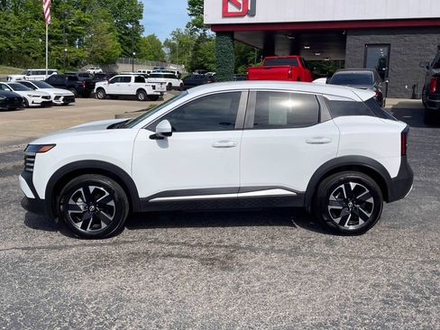 Used 2025 Nissan Kicks SV AWD/4WD image 3