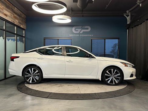 Used 2022 Nissan Altima 2.5 SR AWD/4WD image 2