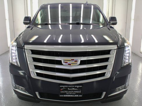 Used 2018 Cadillac Escalade Luxury image 3