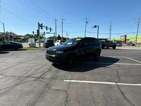 Used 2018 Jeep Grand Cherokee Laredo AWD/4WD image 6