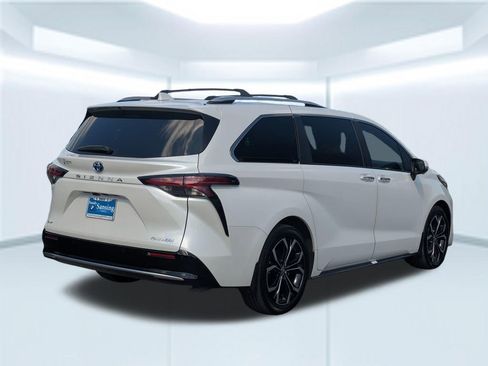 Used 2025 Toyota Sienna Platinum FWD image 5