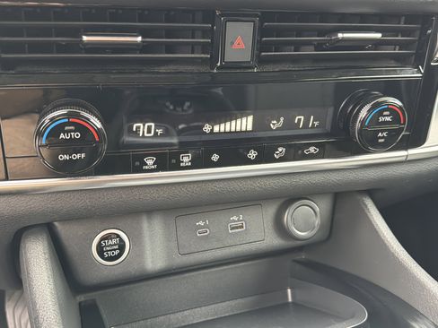 Used 2022 Nissan Rogue SV image 31