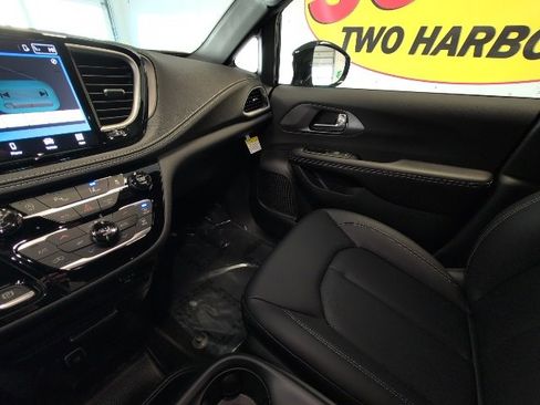 New 2026 Chrysler Pacifica Select image 25