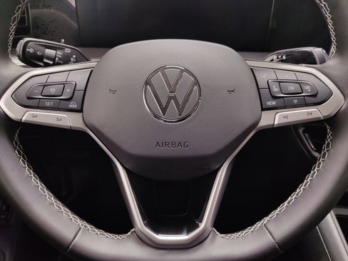 Used 2025 Volkswagen Tiguan SE image 24