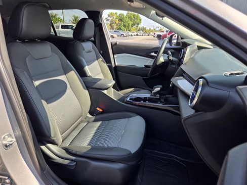 Certified 2025 Chevrolet Trax LT w/ Driver Confidence Package FWD image 18