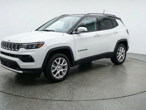 Used 2025 Jeep Compass Limited AWD/4WD image 3