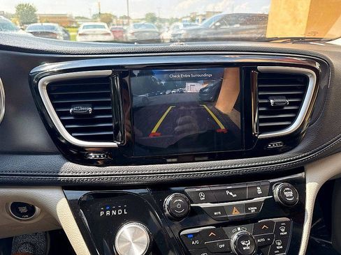 Used 2020 Chrysler Pacifica Limited FWD image 14