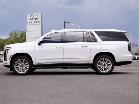 Used 2025 Cadillac Escalade ESV Premium Luxury w/ LPO, Floor Liner Package AWD/4WD image 6