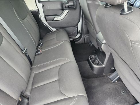 Used 2015 Jeep Wrangler Unlimited Sahara w/ Connectivity Group AWD/4WD image 31