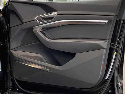 Used 2024 Audi Q8 e-tron Premium Plus w/ Premium Plus Package image 21