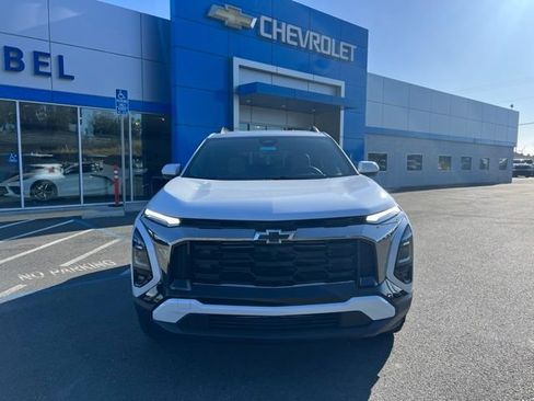 Used 2026 Chevrolet Equinox ACTIV w/ Convenience Package III AWD/4WD image 2