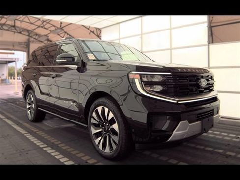 Used 2025 Ford Expedition Platinum w/ Driver's Package AWD/4WD image 2