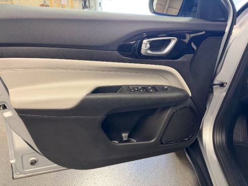 Used 2025 Jeep Compass Limited AWD/4WD image 11