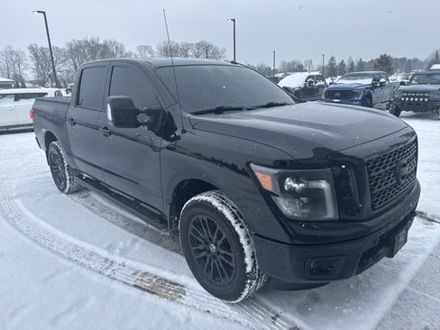 Used 2019 Nissan Titan SL image 2