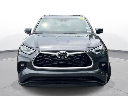Used 2023 Toyota Highlander XLE FWD image 3
