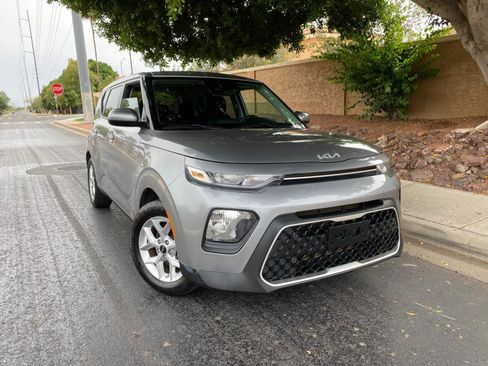 Used 2022 Kia Soul LX w/ Technology Package FWD image 2