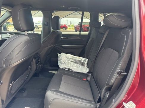 New 2025 Jeep Grand Cherokee Laredo image 12